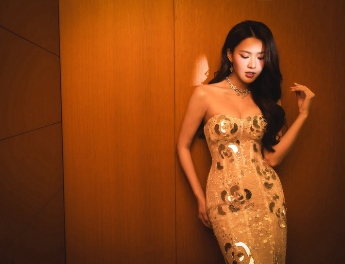 Minh Trang sở hữu vẻ đẹp thanh tú, đậm chất Á Đông, thường được ưu ái gọi với danh xưng "nàng thơ". Với chiều cao nổi bật 1m70 và gương mặt cuốn hút, cô nhanh chóng thu hút sự chú ý của các đạo diễn và khán giả.