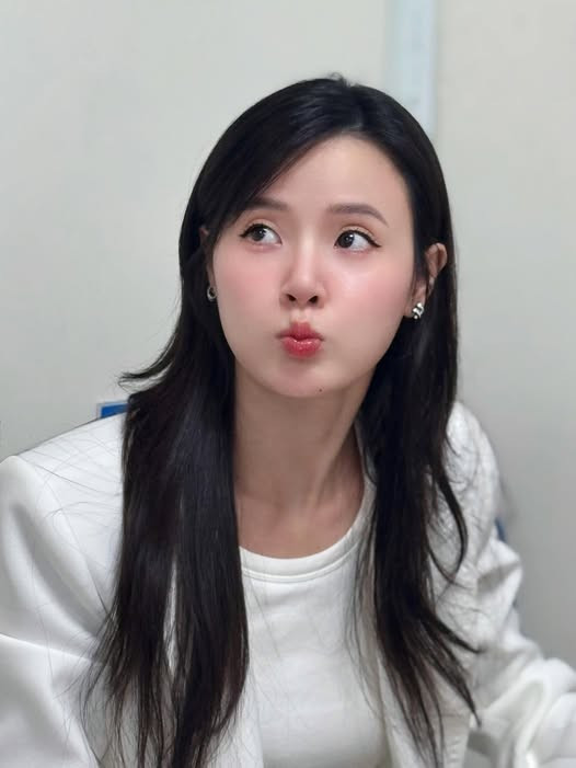 So với ảnh quá khứ, có thể thấy được sự thay đổi rõ rệt về nhan sắc lẫn phong cách thời trang của Midu.