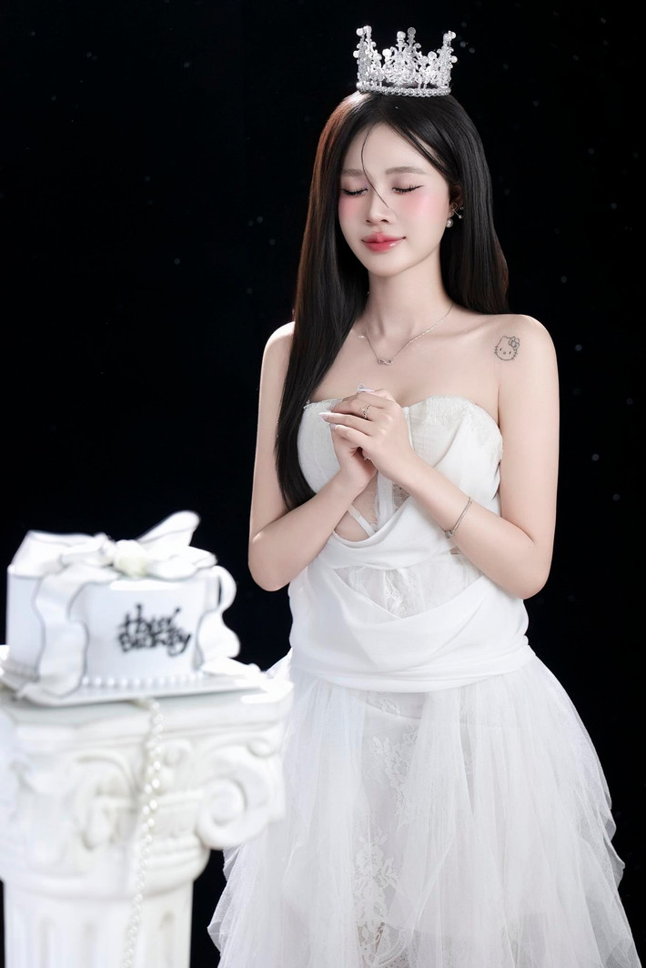 Sự "biến hình" này của Shizuka không chỉ đơn thuần là ghi lại kỷ niệm tuổi mới mà còn là chuyển mình trong phong cách của cô nàng.