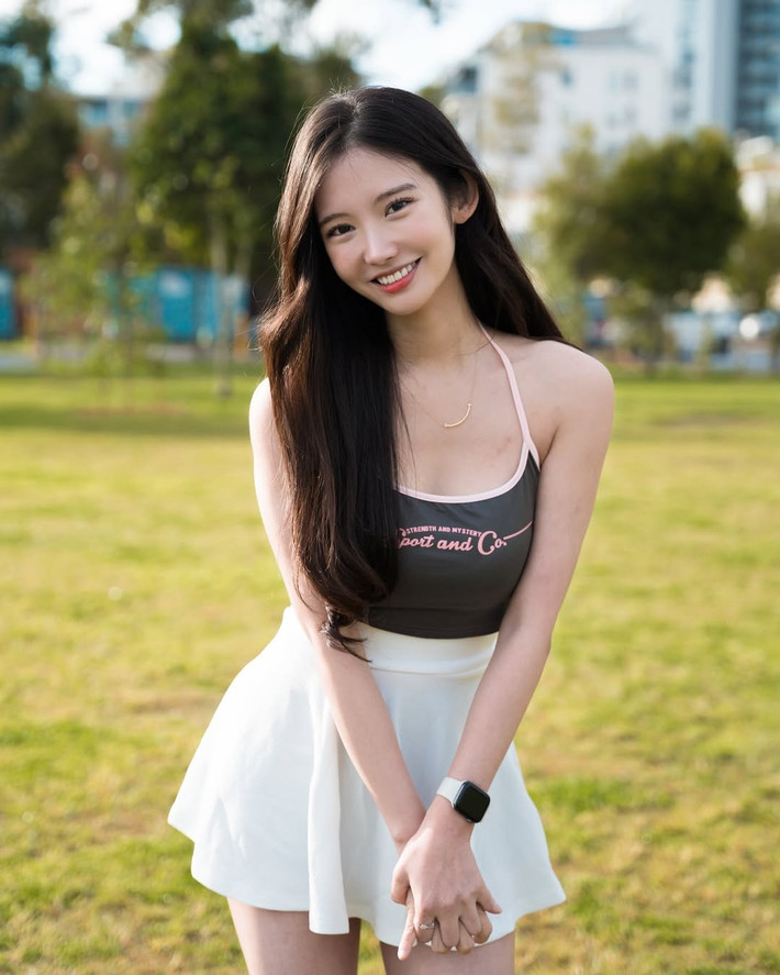 Không quên “chiều lòng” những ai từng say đắm khoảnh khắc năm nào, nàng hot girl tái hiện lại động tác buộc tóc nổi tiếng, nhìn vào ống kính và nói: “Đừng giận mà, được không?” rồi nháy mắt, gửi kèm nụ hôn gió.
