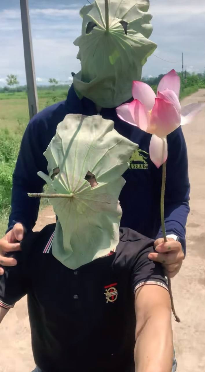 Ngoài lá sen, cư dân mạng cũng chia sẻ thêm loạt “công cụ chống nắng homemade” khác như khẩu trang làm từ bạt phủ hay thậm chí dùng tóc dài chải ngược phủ kín mặt.
