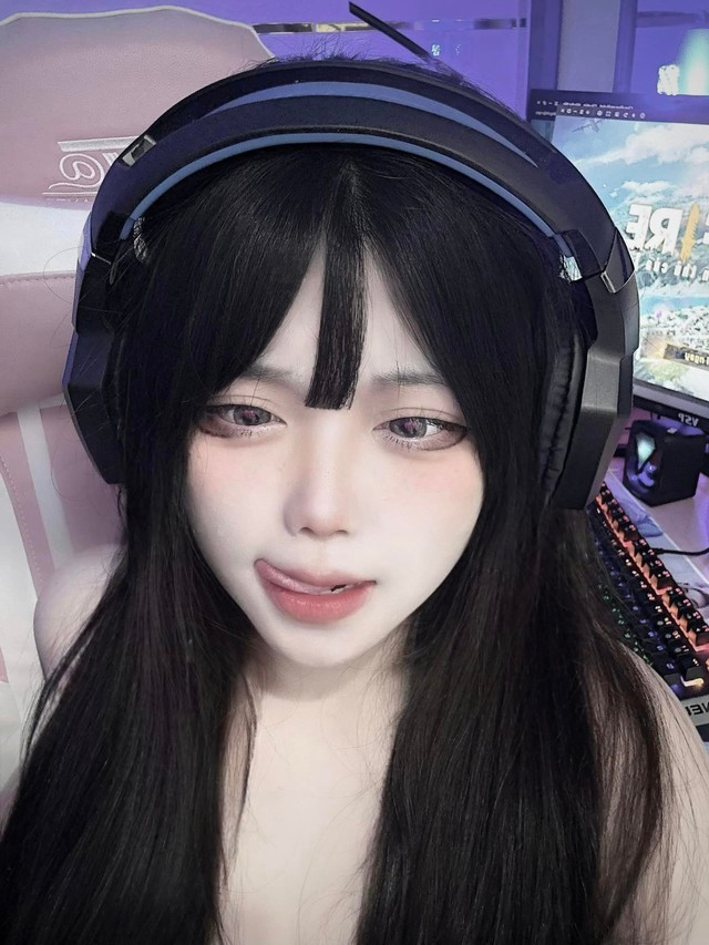 Pi Tiên thường xuyên "chiêu đãi" fan những màn biến hình chất lượng. Ở đó, dù là diện đồ kín đáo hay trang phục cắt xẻ táo bạo, gái xinh đều không thể giấu giếm tâm hồn cực khủng của mình.