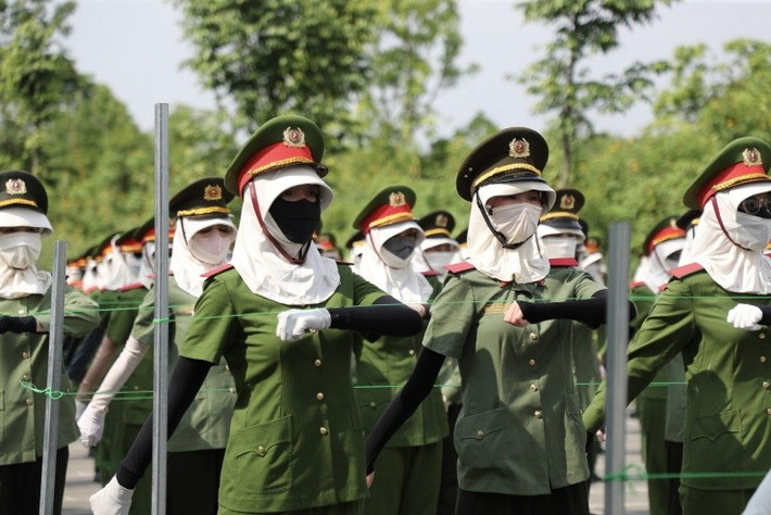 Từng động tác tay, chân của các nữ quân nhân đều được điều chỉnh cho chuẩn từng centimet.