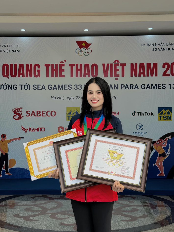 Sinh năm 2001 tại Hưng Yên, Ánh Nguyệt từng theo học bóng rổ trước khi bén duyên với môn bắn cung, một bước ngoặt định mệnh giúp cô tỏa sáng trên đấu trường quốc tế.