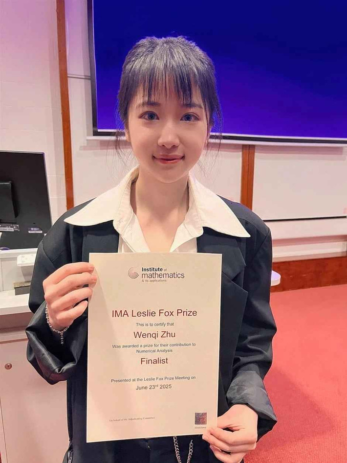 Sinh ra ở thành phố Thâm Quyến (Trung Quốc), Kate Wenqi Zhu từng là nạn nhân của bắt nạt học đường. Sau một thời gian nghỉ học để hồi phục tinh thần, cô thôi học ở trường.