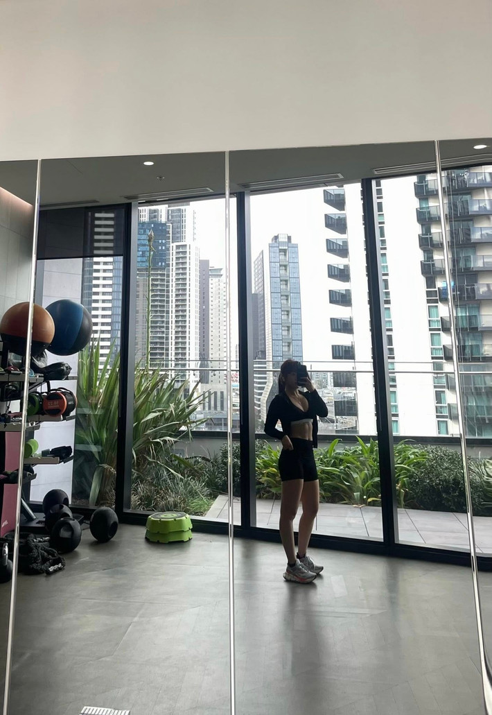 Trong loạt ảnh được đăng tải trên trang cá nhân, Bảo Hân xuất hiện trong trang phục tập gym đơn giản nhưng ôm sát, tôn lên trọn vẹn những đường cong gợi cảm.