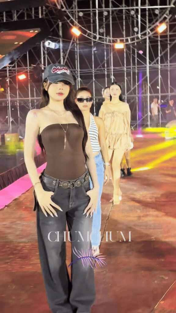 Các netizen cho rằng dáng đi catwalk của Hà Môi chưa được đẹp, cần phải rèn luyện nhiều hơn nữa mới có thể lên sàn vì trông như đi bộ.