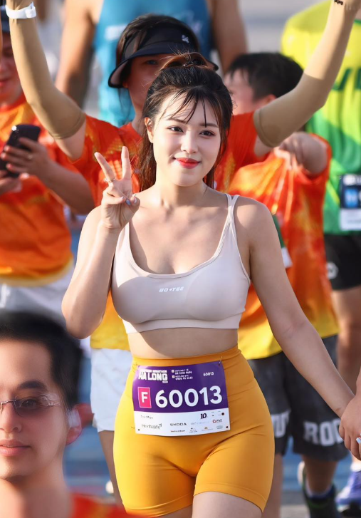 Trà My thường xuyên xuất hiện trên đường phố với trang phục thể thao thời trang và chạy một cách đầy năng lượng.