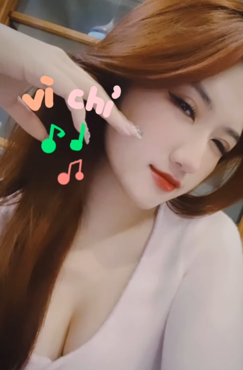 Phong cách thời trang của Linh Nắng thường xuyên được khen ngợi bởi sự thanh lịch, nhẹ nhàng nhưng không kém phần cuốn hút.
