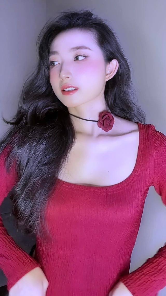 Hoàng Thu Phương biệt danh là Phương Ku ghi dấu ấn khi nhún nhảy trên nền nhạc của ca khúc Độ Tộc 2 (MV chiếm vị trí No.1 Top Trending YouTube) khi ấy.