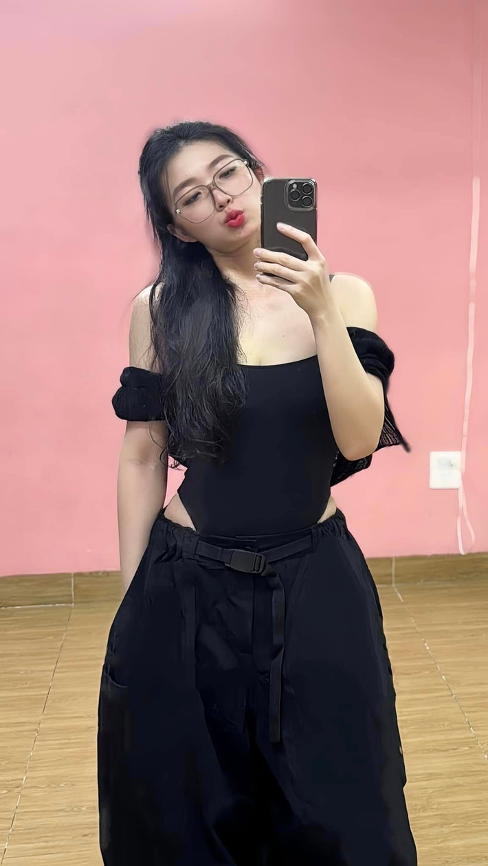 Câu trả lời ngắn gọn nhưng đầy sắc sảo của Phương Ku vừa hài hước, mà còn cho thấy một thái độ tự bảo vệ mạnh mẽ và dứt khoát trước những vấn đề cá nhân trên mạng. Với cô, "thương có giới hạn, thích phải văn minh". Và, điều đó quan trọng hơn hàng triệu lượt view hay lượt theo dõi.
