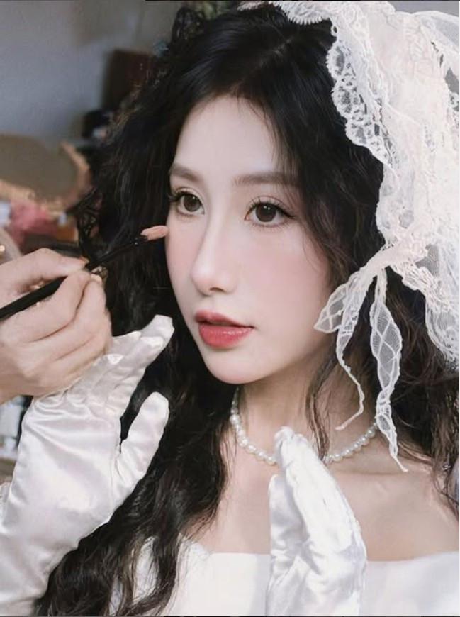 Dù đã qua thời kỳ đỉnh cao của sự viral, sức hút của hot girl quê Quảng Ninh dường như chưa bao giờ hạ nhiệt.