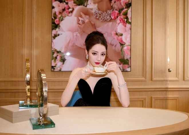 Kể từ khi bước qua tuổi 30, công chúng đã được chứng kiến một sự chuyển mình mạnh mẽ trong phong cách và hình ảnh của Nhiệt Ba.