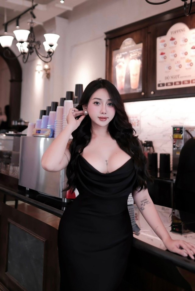 Không thể phủ nhận, nhan sắc chính là "vũ khí" đầu tiên giúp Vy Vy chinh phục trái tim của hàng trăm nghìn người hâm mộ. Cô nàng sở hữu gương mặt khả ái, hài hòa với những đường nét thanh tú, đôi mắt to tròn, sống mũi cao và nụ cười rạng rỡ.