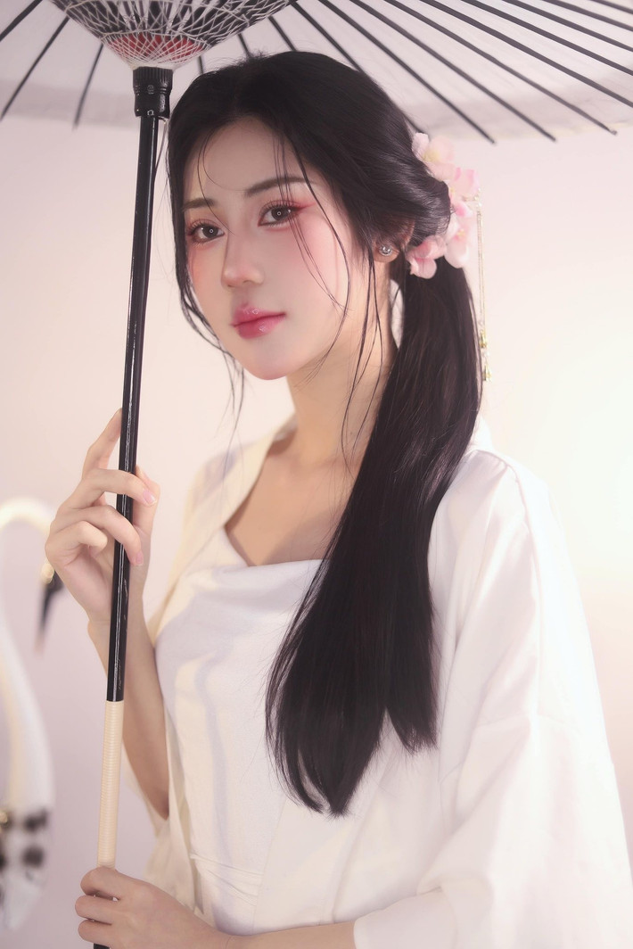 Có duyên với công việc làm mẫu ảnh ngay từ năm nhất Đại học qua một lần đăng ký ứng tuyển mẫu "cho vui", Thiên Thy bắt đầu thử sức và dần cảm thấy yêu thích.