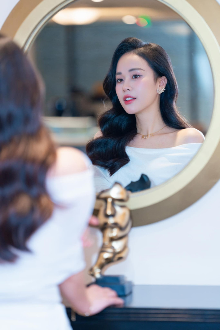 “Chờ đợi không gian mới cho 2 em bé. Lần nào bầu cũng phải sửa nhà, lần này là chạy đua với thời gian luôn”, Mai Phương tâm sự.