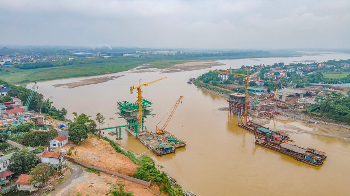 Trước thách thức của địa chất, cọc khoan nhồi đưa đến công trường có chiều dài trung bình 55 - 60m, đường kính 2m. Việc thi công là cực khó. Nếu sự cố xảy ra thời gian xử lý có thể mất đến 2 tháng. Ảnh: Báo Xây dựng