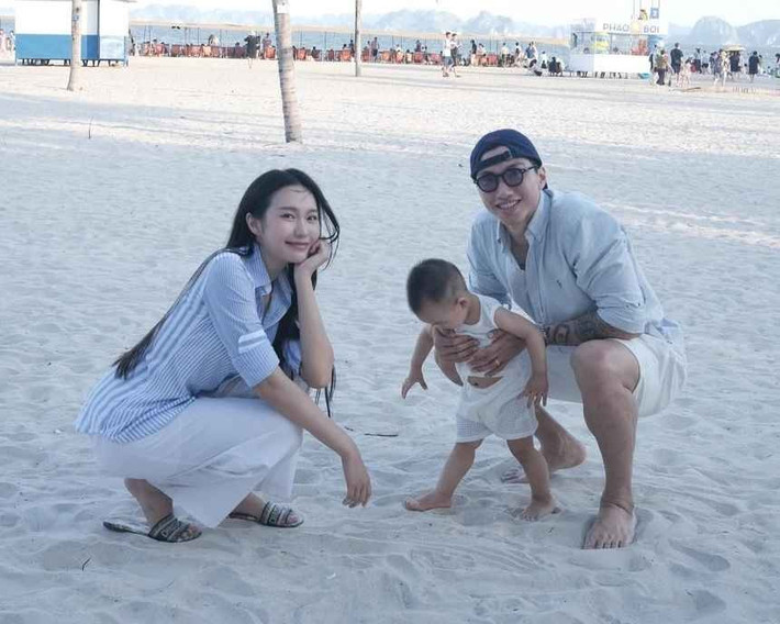 Đến Hạ Long để dự lễ cưới của cầu thủ Dương Thanh Hào gần đây, gia đình Đoàn Văn Hậu - Doãn Hải My thu hút sự chú ý khi "xả" loạt hình check-in tại bãi biển với visual nổi bật.
