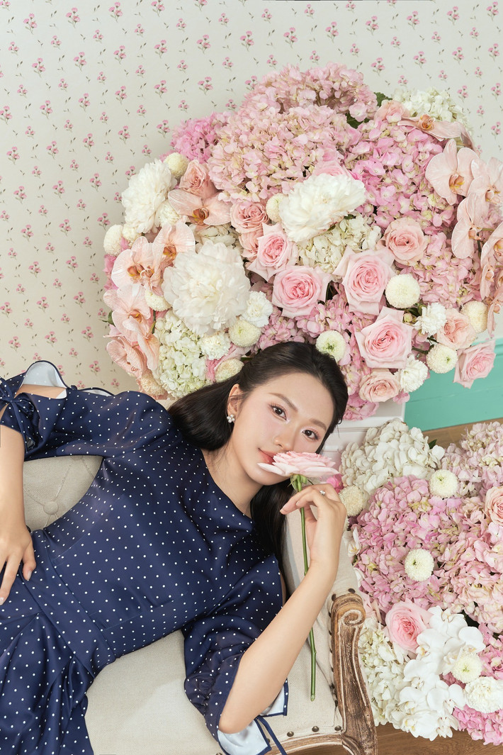 Hải My cũng dần thay đổi phong cách thời trang. Một năm qua, cô chủ yếu diện những trang phục kín đáo, hiếm khi xuất hiện với thiết kế cắt xẻ khoe đường cong như trước đây. Trong các bức hình, cô toát lên nguồn năng lượng trong trẻo.