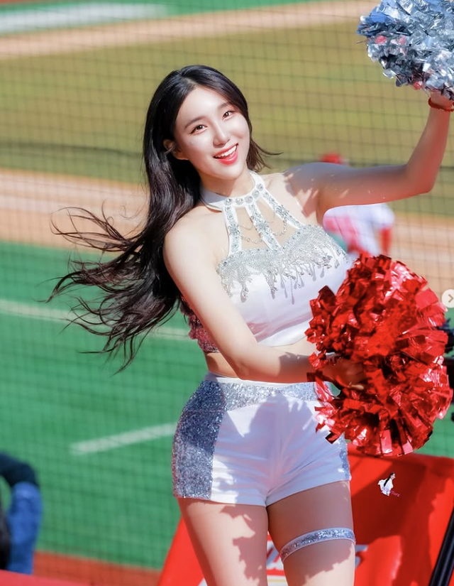Kim Hyun-yeon không phải là một cái tên xa lạ đối với những ai thường xuyên theo dõi các sự kiện thể thao Hàn Quốc. Cô nàng này nổi lên như một hiện tượng nhờ vẻ đẹp thanh thoát nhưng không kém phần quyến rũ.