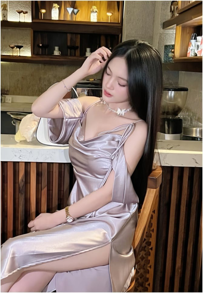 Với gương mặt thanh tú, đôi mắt to tròn và phong cách ăn mặc trẻ trung, Minh Nguyệt được nhiều người khen ngợi là "xinh như hot girl".