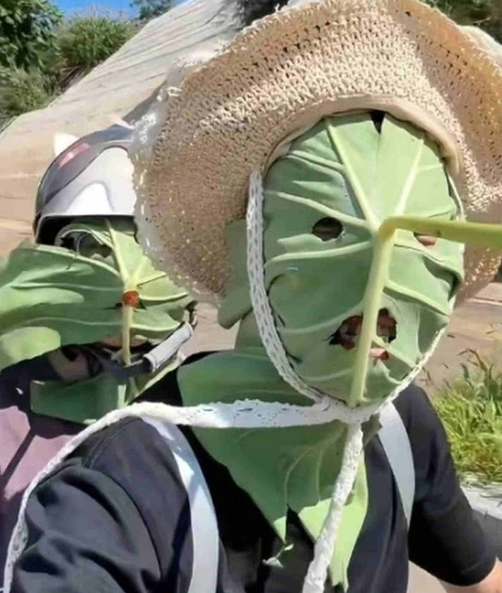 Mới đây, giới trẻ Trung Quốc thể hiện sự sáng tạo trong việc bảo vệ làn da khỏi tác hại của ánh nắng mặt trời bằng một sáng kiến cực độc đáo, đó là khẩu trang che kín mặt làm từ lá sen.