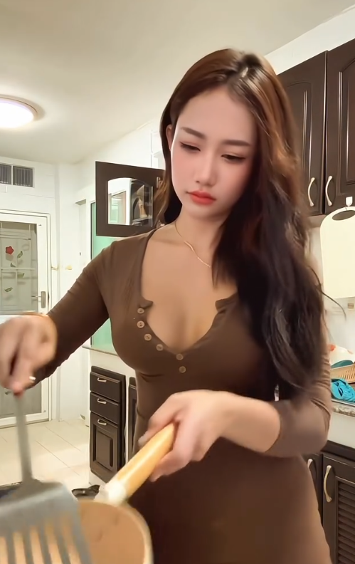 Giftracha.a (tên thật là Racha Wongsilarak), một hot girl Thái Lan, Quý Quân Top Sexy Girl 2024 với thân hình gợi cảm cùng gu thời trang nửa kín nửa hở thì câu chuyện lại hoàn toàn khác.