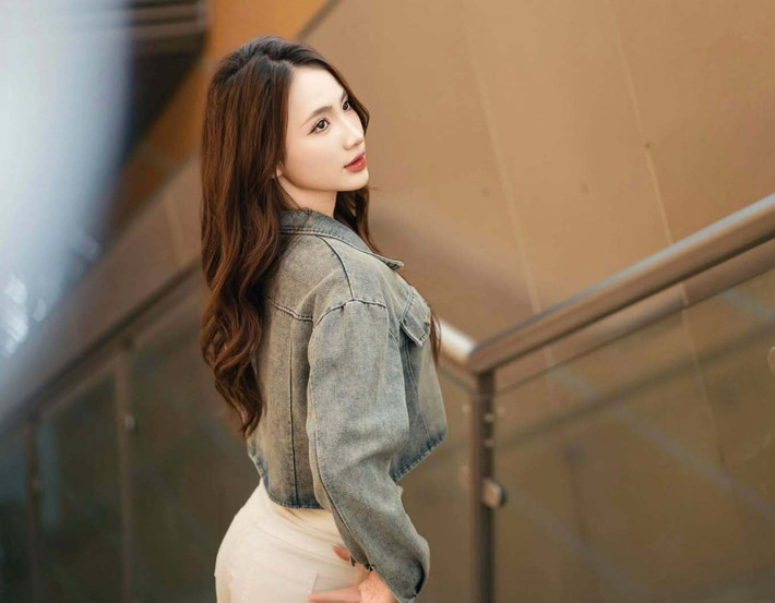 Trước khi trở thành người mẫu ảnh, Kim Oanh Oanh cho biết gia đình đã có ba đời làm đồng nát. Bố mẹ cô theo nghề từ những năm 2000. Lúc đầu ông bà cũng rong ruổi khắp các ngõ ngách phố phường Hà Nội để nhặt ve chai. Năm 2015, gia đình mở vựa thu mua tại nhà.
