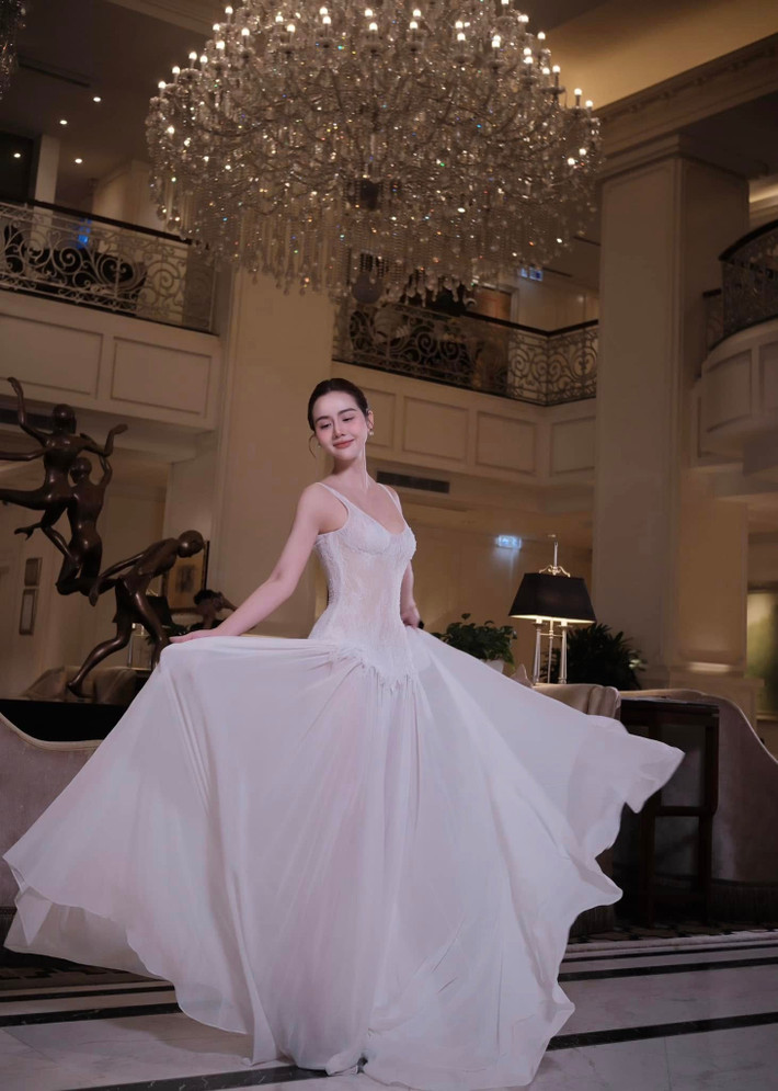 Dù chỉ diện outfit trắng đơn giản nhưng nữ diễn viên vẫn toát lên vẻ sang trọng và cuốn hút, đặc biệt là thần thái tự tin, thanh lịch càng khiến Huyền Lizzie trở nên nổi bật.