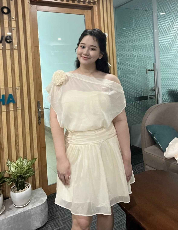 Váy cocktail xuyên thấu lệch vai đính hoa 3D giúp Trúc Anh tăng vẻ duyên dáng.