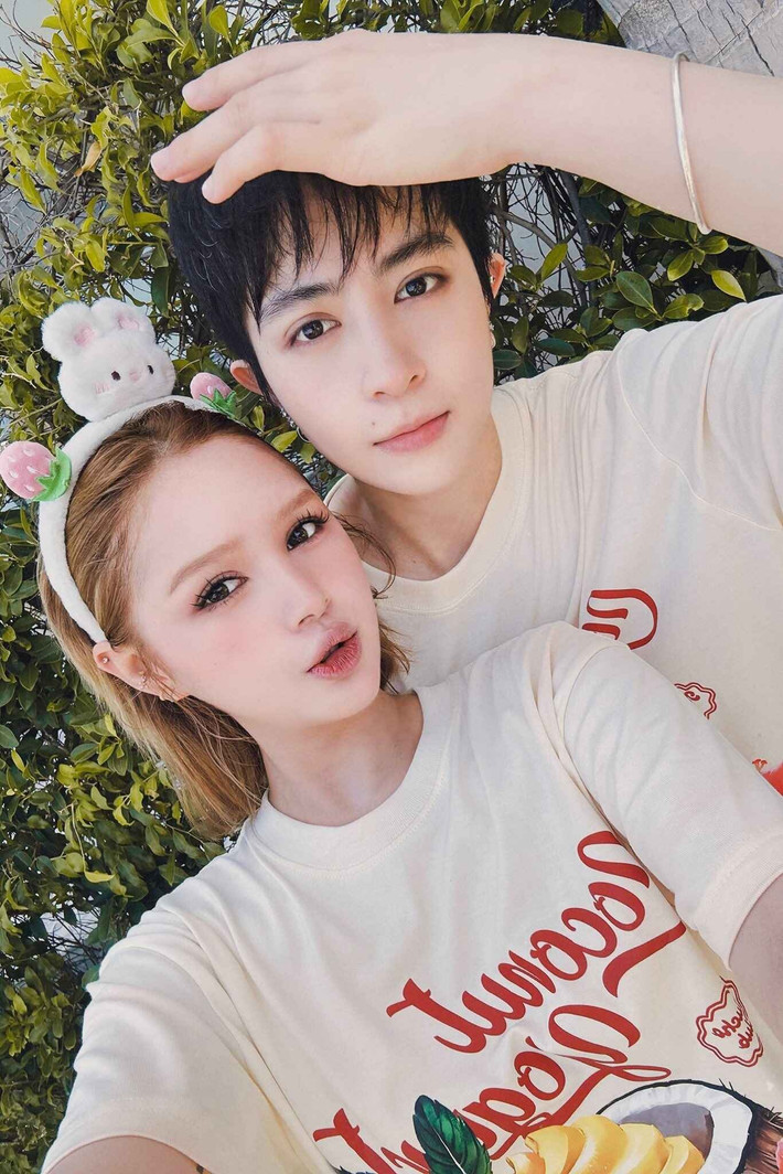 Trong một livestream gần đây, khi đang giao lưu với người hâm mộ, Xoài Non được đặt câu hỏi: “Gần Tết chị có về Thái Bình không?”, thay vì trả lời trực tiếp cô lại quay sang hỏi Gil Lê: “Chồng có cho vợ về không?”.