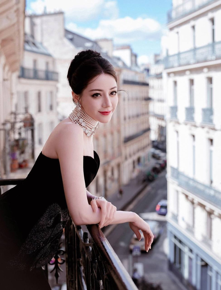 . Không còn là "mỹ nữ Tân Cương" với vẻ đẹp ngọt ngào, có phần ngây thơ của những ngày đầu gia nhập showbiz, Nhiệt Ba của hiện tại là sự kết hợp hoàn hảo giữa nét quyến rũ, trưởng thành và một thần thái vương giả ngày càng sắc sảo.