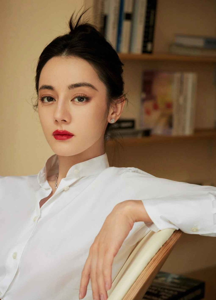 Sự thăng hoa về nhan sắc và khí chất của Địch Lệ Nhiệt Ba ở tuổi 33 là một hình mẫu truyền cảm hứng. Nó cho thấy vẻ đẹp của người phụ nữ không nằm ở những con số của tuổi tác, mà ở sự tự tin, bản lĩnh và không ngừng hoàn thiện bản thân.