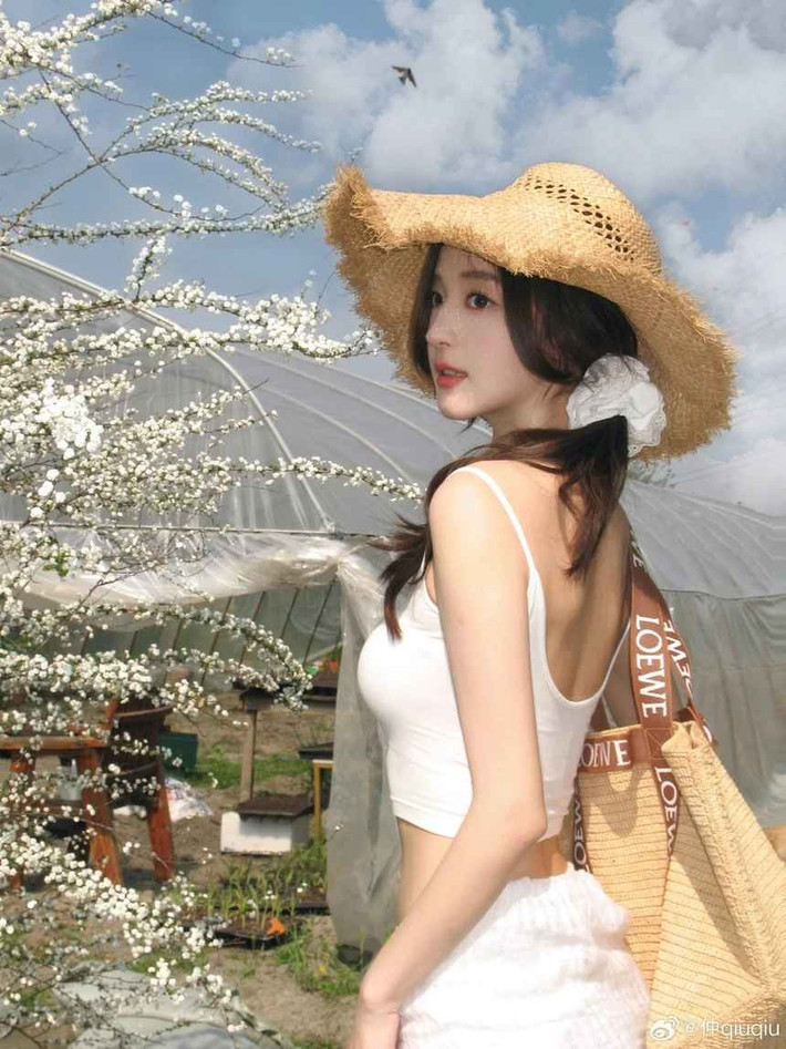 Qiuqiu cũng duy trì việc chia sẻ các tip làm đẹp và phong cách sống với người theo dõi.