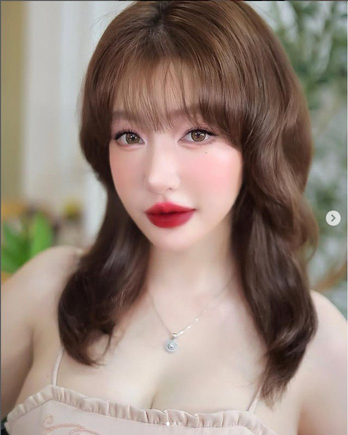 Sau một thời gian vắng bóng, cựu hot girl và diễn viên Elly Trần vừa có màn trở lại đầy ấn tượng trên mạng xã hội.