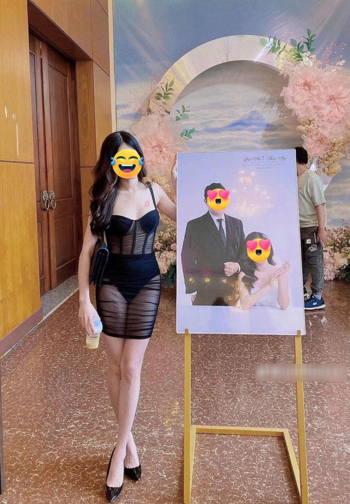 Hệ lụy của việc diện đồ "kiệm vải" không chỉ dừng lại ở những lời bình luận tiêu cực. Nó có thể ảnh hưởng đến hình ảnh cá nhân của người mặc, khiến họ bị đánh giá là kém duyên, thiếu chuẩn mực. Hơn nữa, việc này còn gián tiếp tạo ra một tiền lệ xấu trong cách ăn mặc tại các sự kiện quan trọng, khiến ranh giới giữa gợi cảm và phản cảm ngày càng trở nên mờ nhạt.