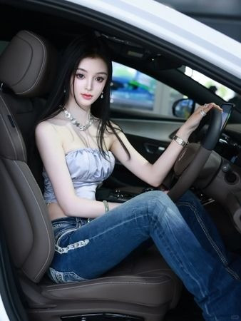 Người này cũng chia sẻ rằng Trần Nguyệt là người rất thân thiện và luôn vui vẻ, nhiệt tình khi được nhiều người xin chụp ảnh trong ngày diễn ra sự kiện.