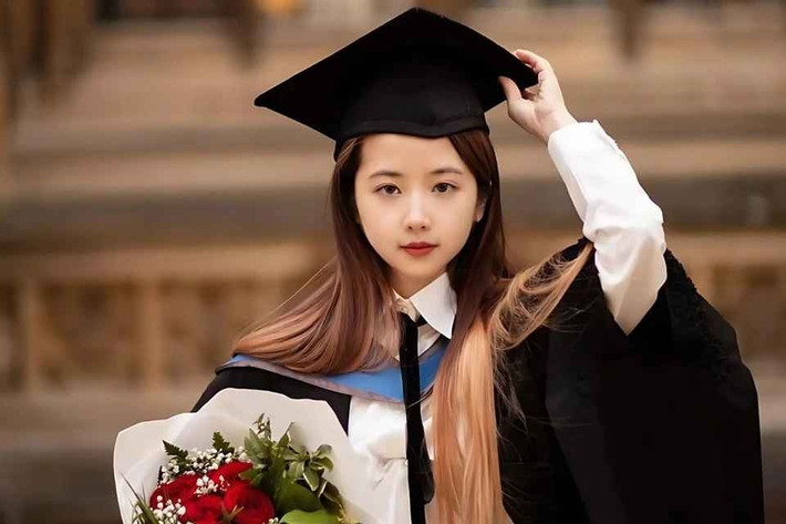 Kate Wenqi Zhu, nghiên cứu sinh tại Đại học Oxford (Anh), vừa giành giải nhì tại Giải thưởng Leslie Fox 2025, một trong những giải danh giá nhất thế giới dành cho các nhà toán học trẻ. Tuy nhiên, sau thành tích cô một lần nữa trở thành tâm điểm chú ý.