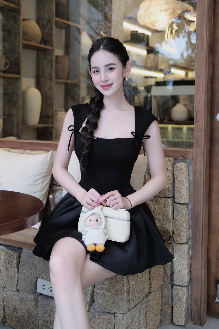 Ngoài ra Hương Liên cũng thể hiện rằng chỉ đến sự kiện một mình, không có “nửa kia” hộ tống.