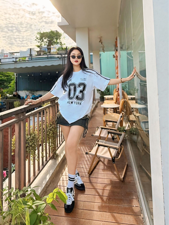 Không chỉ trực tiếp thị phạm bằng thần thái vô cùng nóng bỏng, tự tin, video của Hồng Minh còn được quay ngắn gọn, dễ hiểu, giúp người xem học theo một cách dễ dàng.