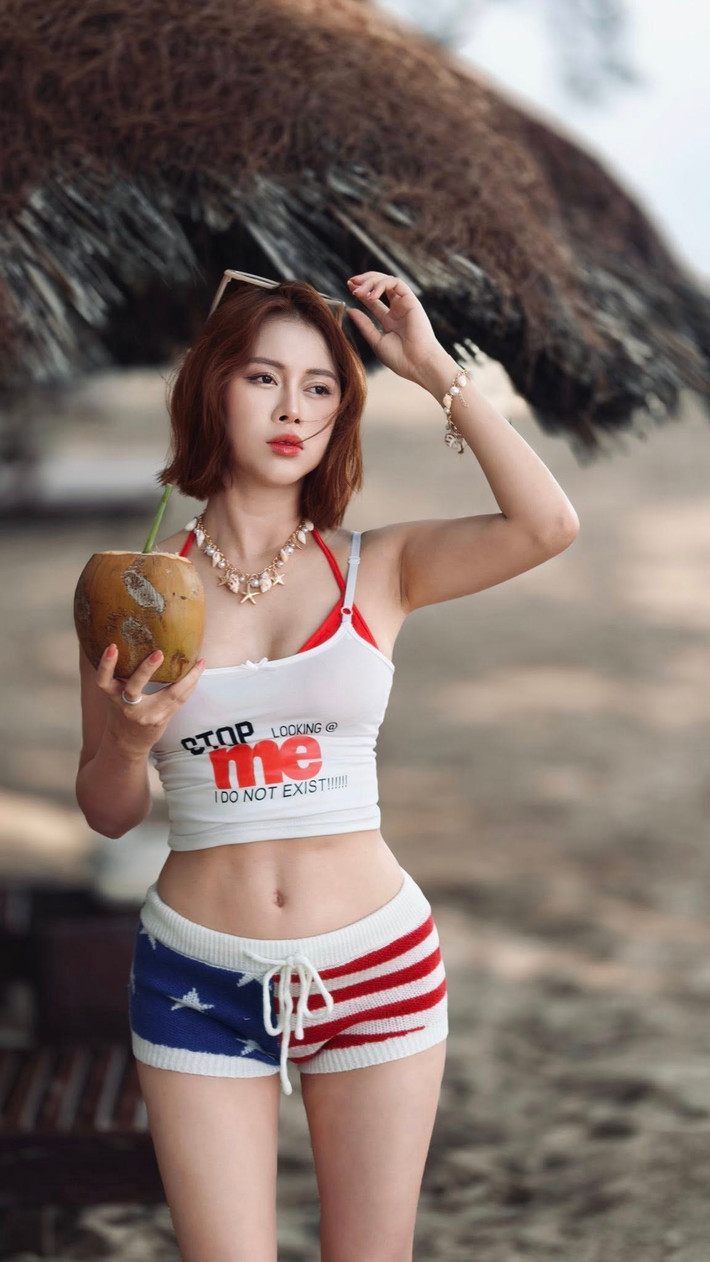 Những hình ảnh của Việt Phương Thoa trong trang phục đi biển mới nhất nhận được "cơn mưa" lời khen từ người hâm mộ về sự gợi cảm nhưng vẫn tinh tế.
