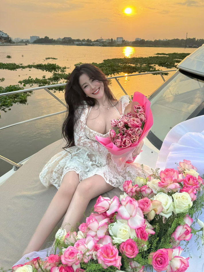 Cô nàng hot girl Sài thành dường như hoàn toàn tận hưởng khoảnh khắc được hòa mình vào nắng vàng, biển xanh, tạo nên những shoot hình tràn đầy năng lượng tích cực.