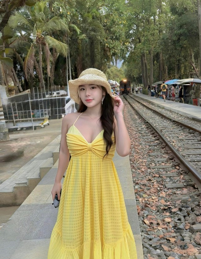 Phản ứng từ cư dân mạng có phần tích cực hơn rất nhiều so với những lần "gây bão" trước đây của Thiên Di. Phía dưới loạt ảnh mới, hàng nghìn lượt bình luận khen ngợi nhan sắc tự nhiên, thần thái chững chạc và cách ăn mặc thanh lịch của cô nàng.