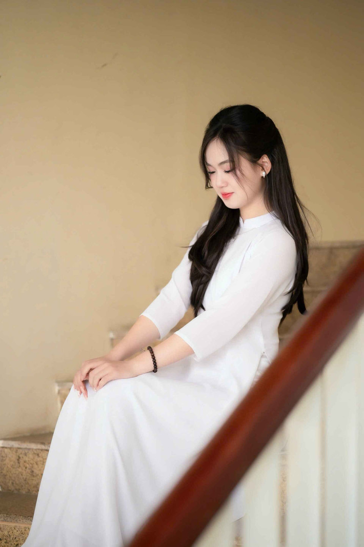 Chính bởi vậy mà dân mạng cho hay, Hiền Mai đúng chuẩn “con nhà người ta” khi vừa sở hữu ngoại hình sáng, toát lên vẻ đẹp tri thức lại vừa giỏi giang, tinh tế cùng hàng loạt thành tích học tập “khủng”.