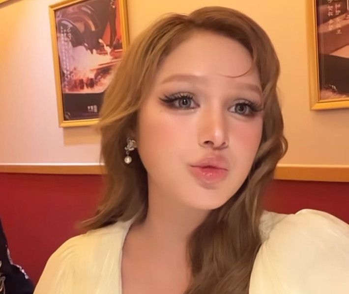 Đáng chú ý hơn trên trang cá nhân của mình, Xoài Non cũng tự đăng tải một đoạn clip chụp góc cận để “flex” da mặt mịn màng. Song nhìn trên ảnh tự đăng, gương mặt của mỹ nhân Gen Z vẫn rõ V-line, góc nghiêng vẫn vô cùng “thần thánh” và cuốn hút. Điều này khiến không ít người đặt câu hỏi: “Chuyện gì đã xảy ra với Xoài Non khi lọt ống kính team qua đường?”.
