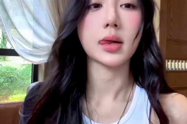 Cô nàng streamer không cần phải cố gắng để trở nên nổi bật, mà tự thân đã toát ra sức hút khó cưỡng. Đó là nụ cười bẽn lẽn, ánh mắt trong veo ẩn chứa sự ngây thơ, hay đôi khi là biểu cảm đáng yêu, hồn nhiên đến lạ.