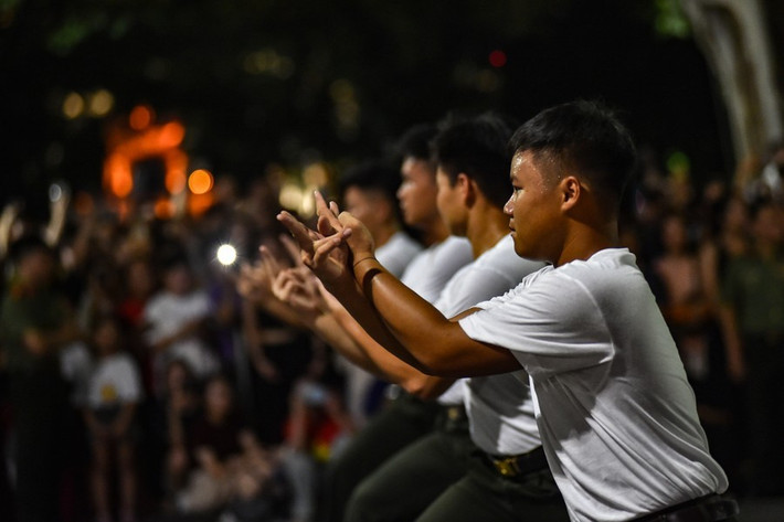 Phần biểu diễn võ thuật, khí công với các nội dung như: Biểu diễn kỹ thuật tấn công, phòng thủ bằng tay, chân; quyền 44 động tác, biểu diễn Mai Hoa quyền kết hợp phân thế, dùng đầu đập bê tông..