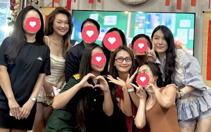 Gương mặt nhợt nhạt của Ngọc Nữ trong loạt ảnh có sự xuất hiện của bạn gái Văn Thanh (váy xanh kẻ) và Huyền Trang bạn gái Đức Huy (áo đỏ)