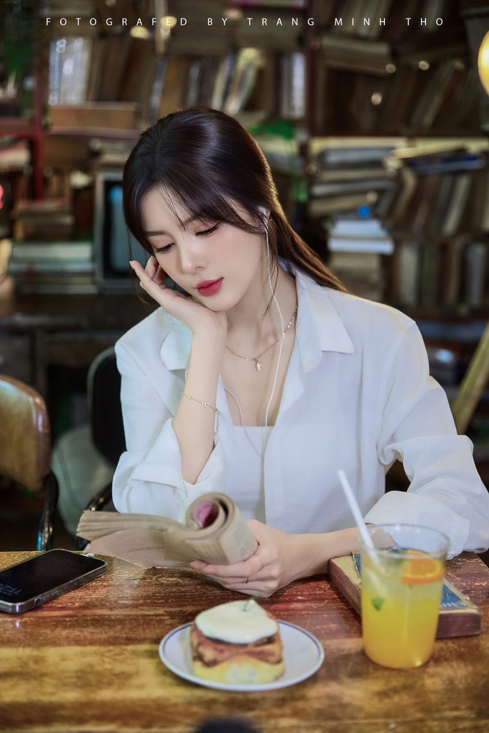 Trong trang phục áo sơ mi trắng đơn giản, cô khoe vẻ đẹp trong trẻo, dịu dàng, làm "đốn tim" hàng loạt fan hâm mộ.