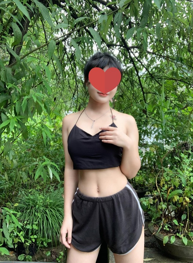 Người xem cũng nhận ra, cái gọi là "kiệm vải" hay "lắc lư phản cảm" chỉ là bề nổi. Vấn đề cốt lõi là giới trẻ hiện nay cả ở đô thị lẫn vùng sâu vùng xa đều đang bị mạng xã hội định hướng gu thẩm mỹ và giá trị.